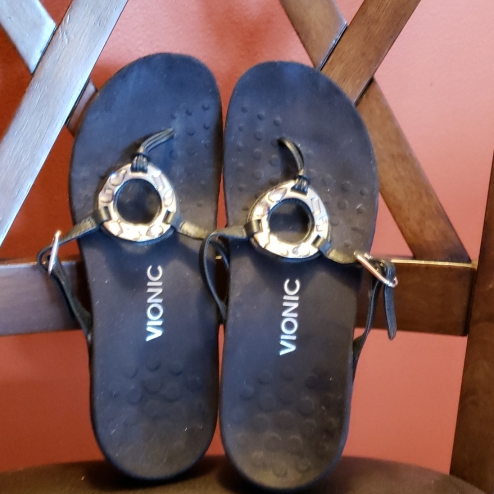 Vionic rhinestone flip flop sandals